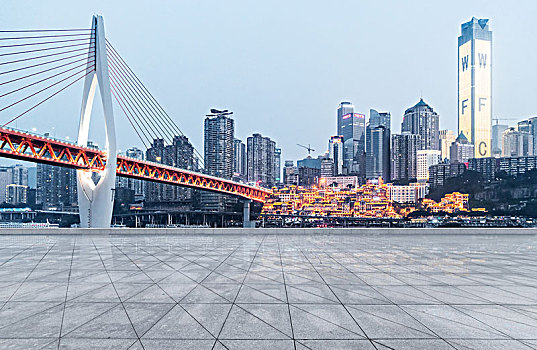 空的地板和重庆现代城市建筑