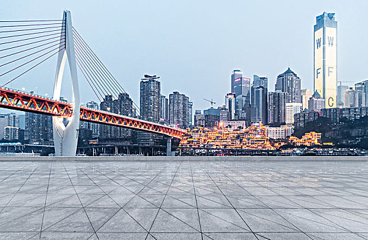 空的地板和重慶現代城市建筑