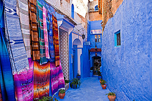 狭窄,小巷,舍夫沙万,墙壁,小路,涂绘,蓝色,彩色,毯子,销售,悬挂,里夫山脉,北方,摩洛哥,非洲