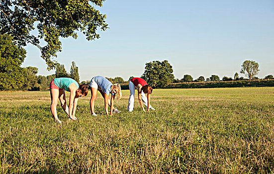 三个女人,年轻,练习,一起,草地