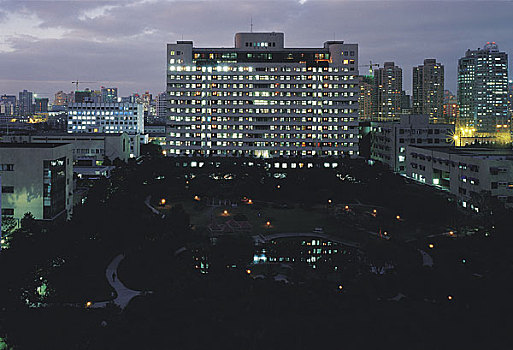 暮色中的上海第六人民医院