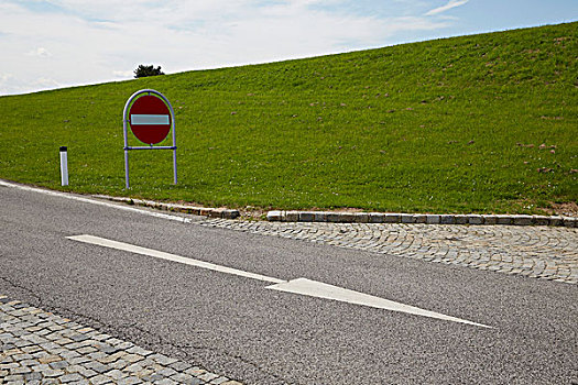 一个,道路,禁止进入,路标,涂绘,指示箭头