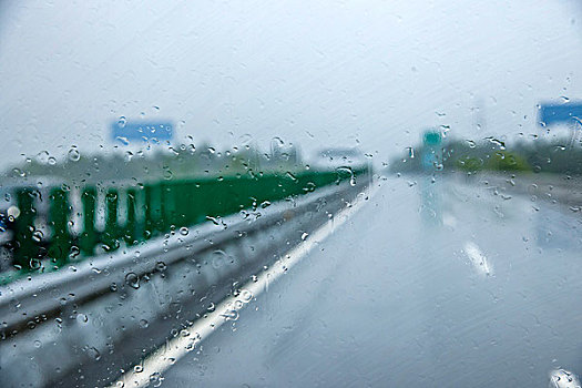 重庆至长沙在雨中g82高速公路