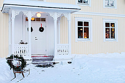 喜庆,装饰,雪橇,雪,前花园,苍白,黄色,瑞典,房子,屋顶,门廊