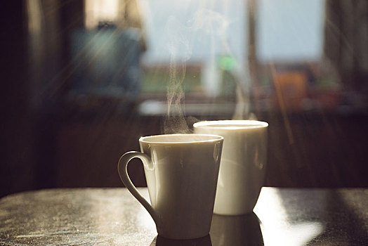 两个,咖啡杯,蒸汽,站立,桌子,逆光