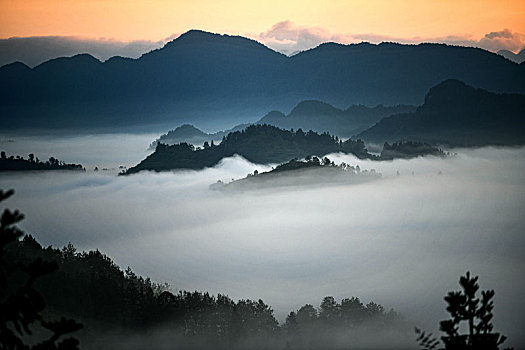 重庆酉阳,雨后白雾满山岗