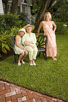 女孩,坐,旁侧,祖母,花园,母亲,站立