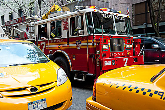 出租车,消防队,卡车,曼哈顿中城,纽约,美国