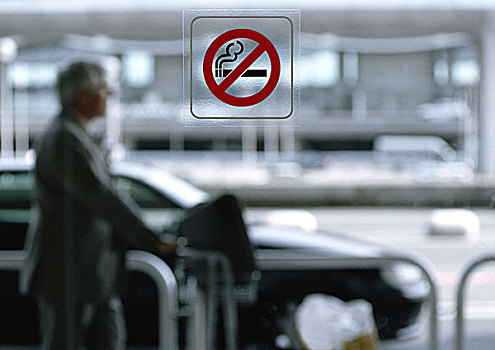 站立,男人,户外,禁止吸烟标志,窗户,前景