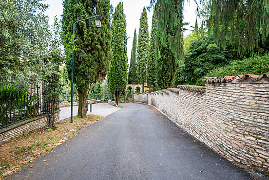 意大利小镇古老的石墙和乡村小路