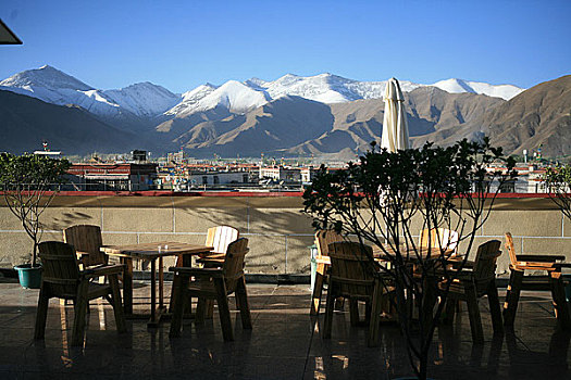 西藏拉萨亚宾馆上看周边雪山