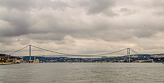 土耳其博斯普鲁斯海峡跨海大桥远眺