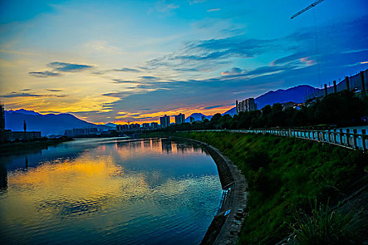 建筑群,高楼,河,灯,夜景,倒影,蓝天,白云