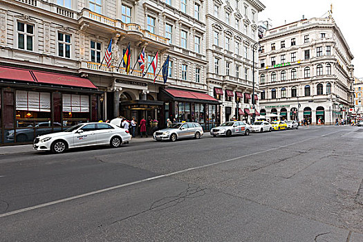 维也纳人走在大街格拉本,grabenstrasse,主要街道的老城区维也纳