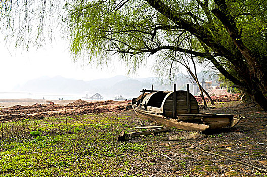 河岸边荒废的木船