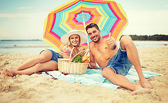 夏天,休假,度假,高兴,人,概念,微笑,情侣,躺着,海滩,彩色,伞,展示,竖大拇指