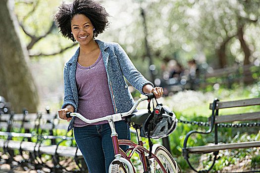 女人,休闲服,公园,推,自行车
