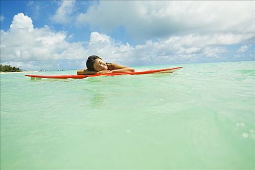 夏威夷,瓦胡岛,年轻,日本人,女人,躺着,冲浪板,海洋