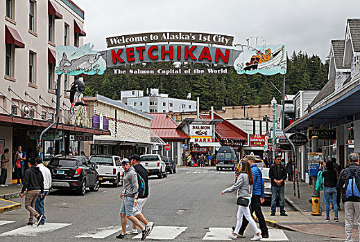 凯奇坎,ketchikan,港口前的mission街街口上方,立着一个拱门似的大牌子,上面写着,欢迎来到阿拉斯加第一城,下面还有一行字,世界三文鱼之都