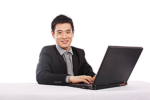 一个青年商务男士在办公室里看电脑
