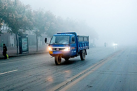 河南滑县,大雾来袭橙色预警,局部能见度小于50米