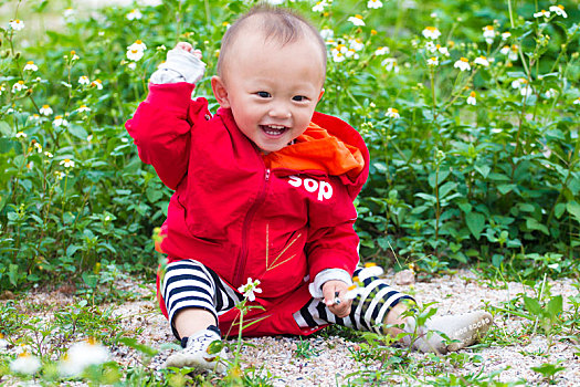 绿地与红衣小孩