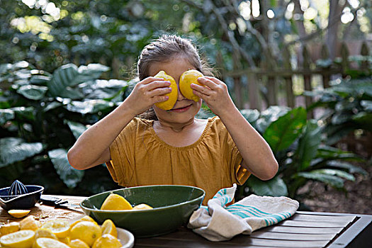 女孩,拿着,柠檬,正面,眼睛,准备,柠檬水,花园桌