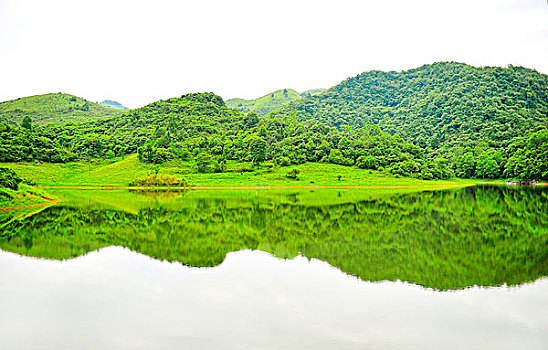 青山倒映在湖中