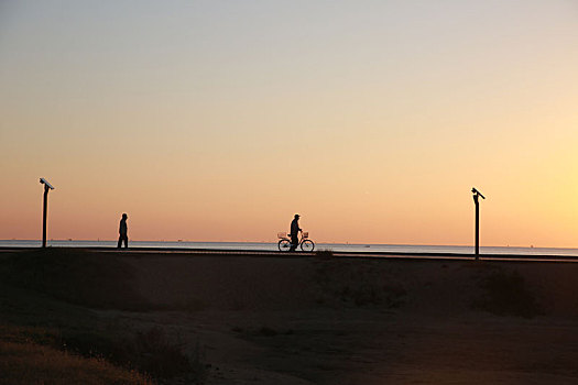 山东省日照市,太公岛霞光染红天际线,市民惊喜异常忙打卡