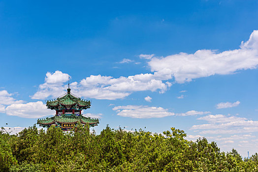 北京西山国家森林公园的半山亭园林建筑