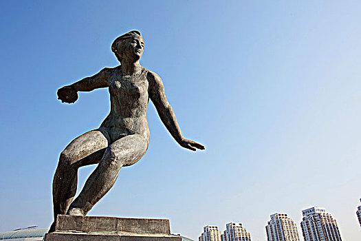 深圳体育场前的运动员雕像