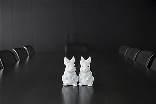 两个,兔子,小雕像,桌上