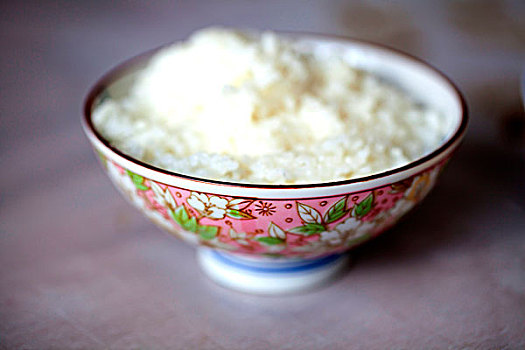 用精美的小碗盛的一碗白色的米饭