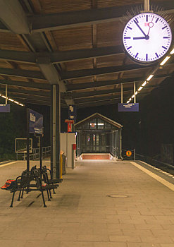 夜晚的车站