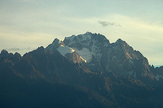 辉洒雪山