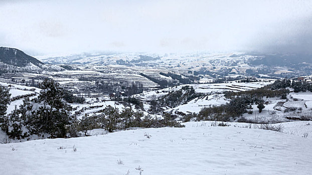 云南昭通大山包冬季雪山蜿蜒田野