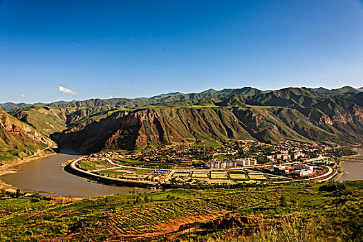 黄河上游山谷里玛沁县拉加镇