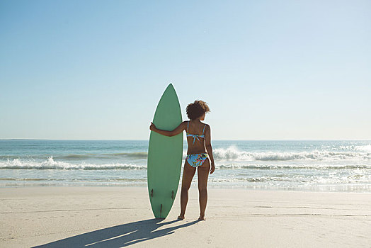 女人,站立,冲浪板,海滩