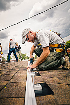 工人,安装,太阳能电池板,房顶,房子,仰视