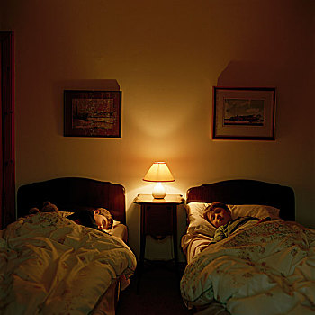 两个,年轻,男孩,睡觉,亮光,相似,一个,床,卧室,老,装潢