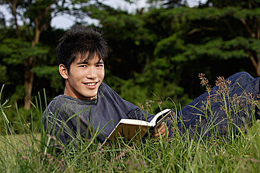 男青年,读,草丛