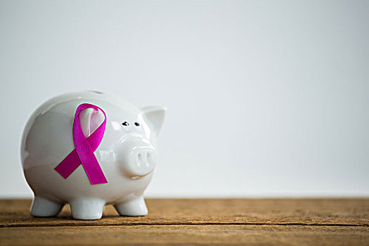 特写,粉色,乳腺癌,意识,带,存钱罐,上方,木桌子,白色背景