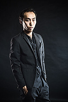亚洲男子