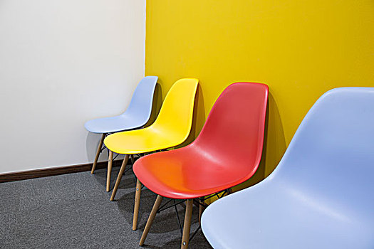 办公室内的椅子,概念,竞争