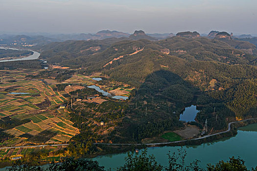 山,丹霞,河流,蓝天,黄昏,大气,田野,水电站,村庄,驴友,旅行,地质公园,丹霞地貌,绿色,灌木,树,草,水潭,素材,平面设计