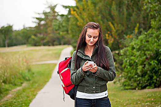 女青年,走,小路,公园,检查,短信,艾伯塔省,加拿大