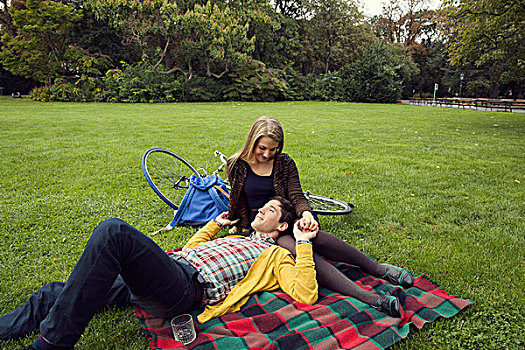 年轻,情侣,握手,野餐毯,公园