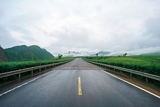 下过雨的山路