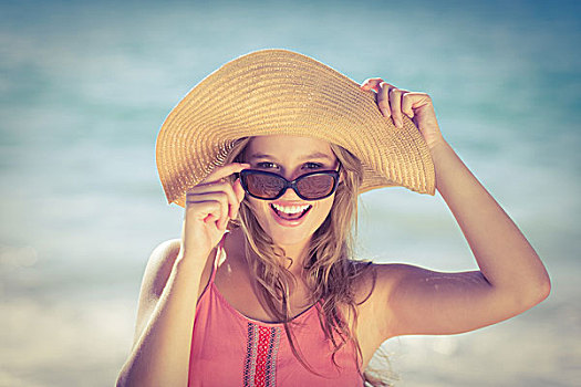漂亮,微笑,帽子,看镜头,金发,海滩