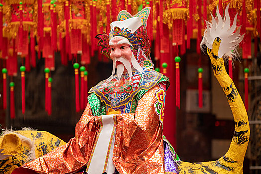 中國鬼節人們用色彩華麗的紙札神祇來祭祀